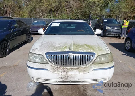 2003 Lincoln Town Car Signature z USA, uszkodzony, nr VIN 1LNHM82W33Y694322